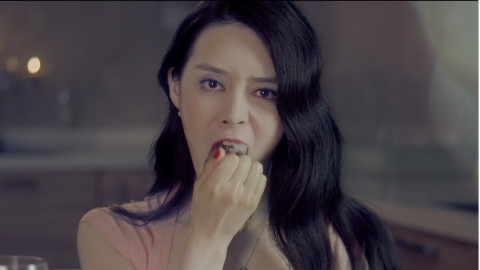 众星生吃活章鱼,慎点